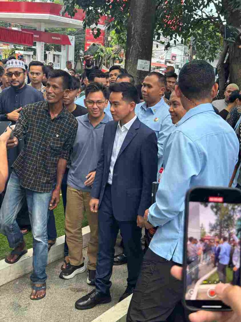 Wapres Gibran Rakabuming Raka melaksanakan salat Jumat di Masjid Abdullah Noor Pecenongan, Jakarta Pusat, serta menyalurkan 1.228 paket sembako kepada masyarakat menjelang Idulfitri.