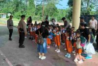 Siswa TK Swasta Ruder mengunjungi Markas Kompi 4 Batalyon C Brimob Polda Sumut di Gunungsitoli. Anak-anak belajar disiplin, kebersamaan, dan mengenal tugas polisi sejak dini.