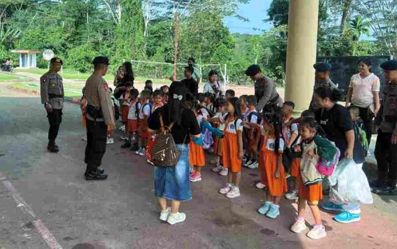 Siswa TK Swasta Ruder mengunjungi Markas Kompi 4 Batalyon C Brimob Polda Sumut di Gunungsitoli. Anak-anak belajar disiplin, kebersamaan, dan mengenal tugas polisi sejak dini.