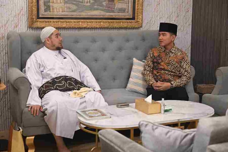 Wapres Gibran Rakabuming Raka bersilaturahmi dengan Habib Jindan bin Novel di Yayasan Al-Fachriyah Tangerang dalam rangkaian kegiatan Ramadan dan menyerahkan bantuan kepada santri.