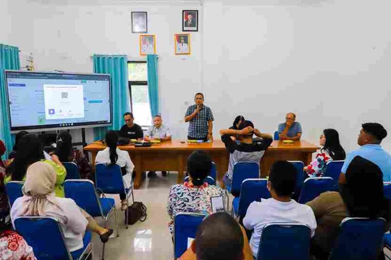 Kepala Dinas Kominfo, Johannes Sihombing, SSTP, MSi, saat di Pembinaan Statistik Sektoral sekaligus Finalisasi Publikasi Pematangsiantar dalam Angka 2026 di aula Kantor Dinas Kominfo, Jalan WR Supratman, Kelurahan Proklamasi, Kecamatan Siantar Barat, pada Jumat, 13 Maret 2026.