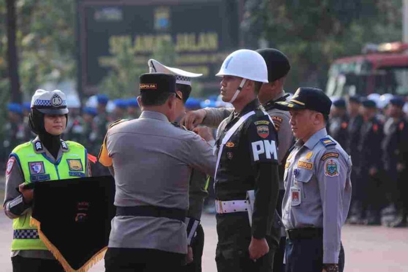 Polda Sumut menggelar Apel Gelar Pasukan Operasi Ketupat Toba 2026 di Medan untuk memastikan pengamanan arus mudik dan perayaan Idul Fitri 1447 Hijriah berjalan aman dan lancar.