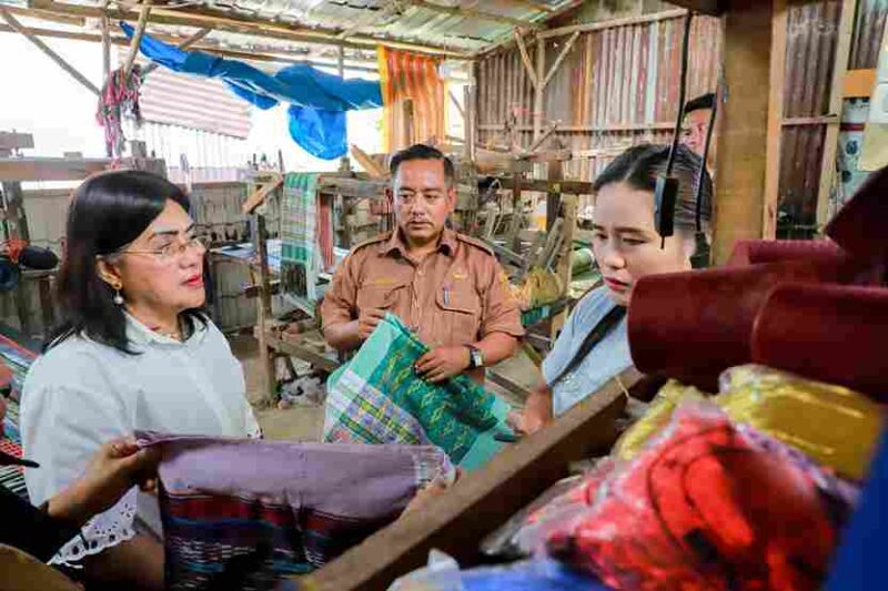 Ketua TP PKK dan Dekranasda Pematangsiantar, Liswati Wesly Silalahi, mengunjungi lima UMKM dan IKM untuk mendorong permodalan, inovasi, dan promosi produk lokal.
