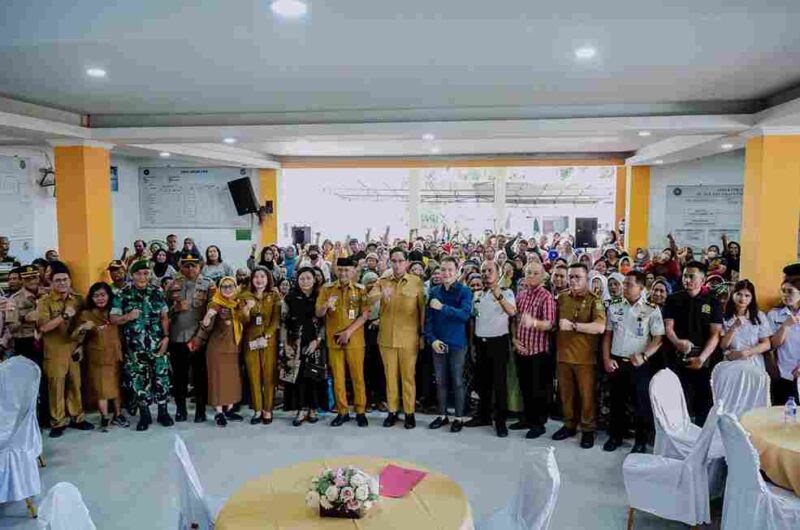 Wali Kota Medan Rico Waas menghadiri pembagian 2.000 paket sembako di Medan Tuntungan
