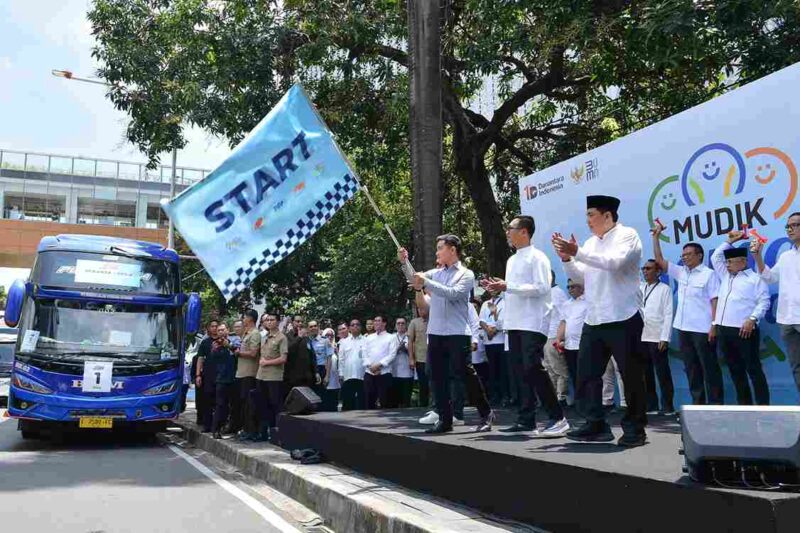 Gibran Rakabuming Raka selaku Wakil Presiden secara langsung melepas peserta Program Mudik Bersama yang diselenggarakan oleh PT Danareksa (Persero) di kawasan Menara Danareksa.