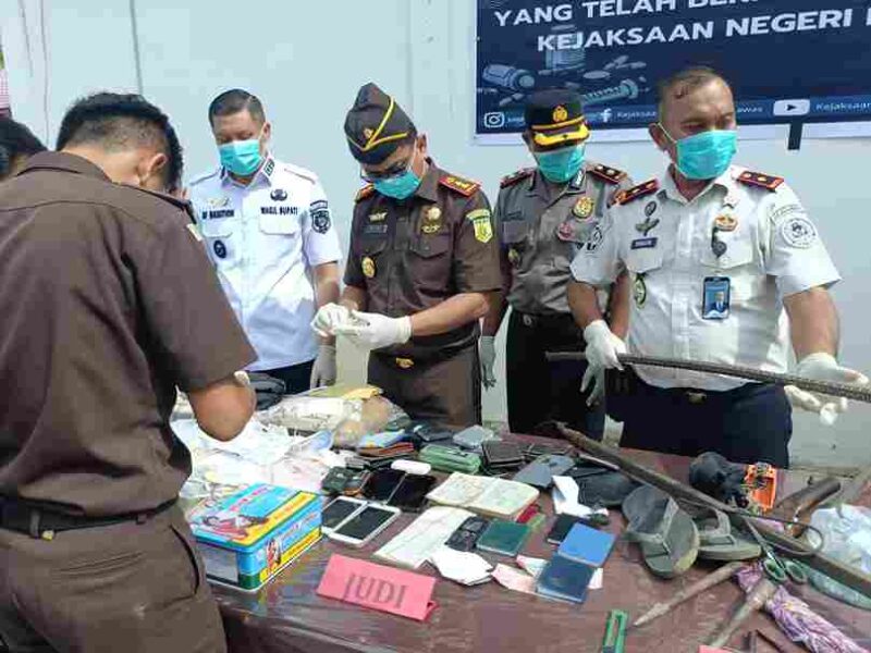 Kejari Padang Lawas memusnahkan barang bukti dari 100 perkara tindak pidana, termasuk narkotika dan kejahatan umum.