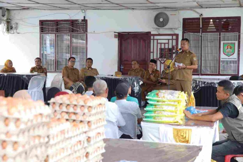 Wakil Bupati Asahan, Rianto, S.H., M.A.P. Sejumlah kepala perangkat daerah serta unsur kecamatan turut hadir dalam kegiatan Operasi Pasar Reguler dan Pasar Khusus menjelang Hari Raya Idul Fitri 1447 Hijriah. Kegiatan perdana yang berlangsung di Halaman Kantor Lurah Siumbut-Umbut, Kecamatan Kota Kisaran Timur, pada Senin, 2 Maret 2026.