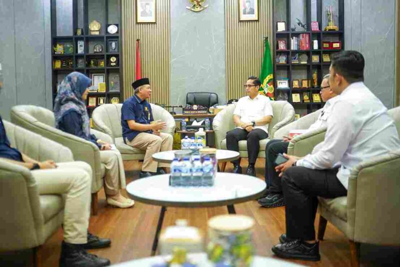 Wali Kota Medan Rico Tri Putra Bayu Waas menerima kunjungan silaturahmi Kepala Kantor Wilayah **Direktorat Jenderal Pajak (DJP) Sumatera Utara I, Belis Siswanto, di Rumah Dinas Wali Kota Medan pada Rabu, 4 Maret 2026.