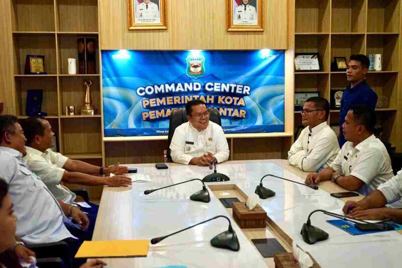 Wali Kota Pematangsiantar Wesly Silalahi, S.H., M.Kn., menerima kunjungan silaturahmi Panitia Perayaan Paskah Umat Katolik Tahun 2026 se-Kota Pematangsiantar di Command Center lantai 2 Balai Kota Pematangsiantar, Jalan Merdeka.Rabu,11 Maret 2026.