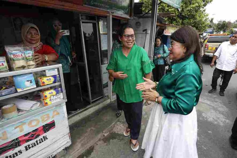 Ketua Tim Penggerak PKK Kota Pematangsiantar Ny. Liswati Wesly Silalahi berkeliling meninjau sejumlah pelaku usaha mikro, kecil, dan menengah (UMKM) di Kecamatan Siantar Timur. Kunjungan yang berlangsung pada Rabu, 4 Maret 2026.