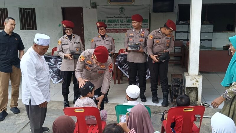 Ditressiber Polda Sumut berbagi takjil dan nasi kotak dengan anak-anak Panti Asuhan Al Munawaroh di Patumbak, Deli Serdang, sebagai bentuk kepedulian sosial di bulan Ramadan.