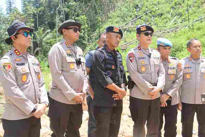 Kepolisian Daerah Sumatera Utara membongkar aktivitas tambang emas ilegal di wilayah perbatasan Kabupaten Tapanuli Selatan dan Kabupaten Mandailing Natal.