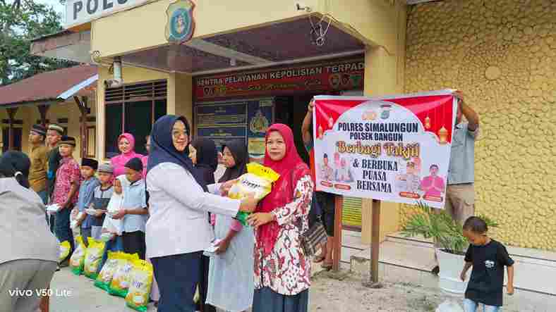 Kepolisian Sektor Bangun menggelar kegiatan sosial bertajuk Sapa Ramadan Door to Door sebagai bagian dari upaya mendekatkan diri dengan masyarakat, yang berlangsung di Kabupaten Simalungun, Kamis 18 Maret 2026.
