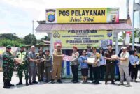 Bupati dan Wakil Bupati menyerahkan bingkisan kepada petugas sebagai bentuk dukungan moral.