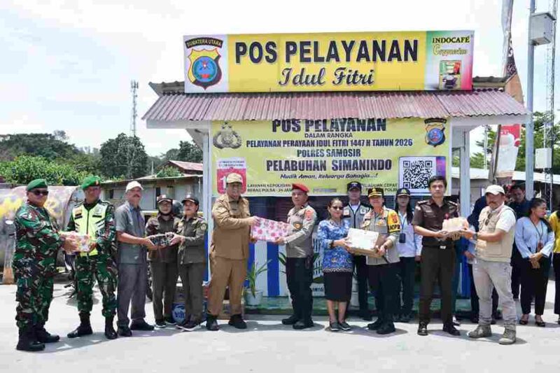 Bupati dan Wakil Bupati menyerahkan bingkisan kepada petugas sebagai bentuk dukungan moral.