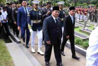 Wakil Presiden (Wapres) Gibran Rakabuming mendampingi Presiden Republik Indonesia Prabowo Subianto dalam upacara pemakaman Wapres RI ke-6 Jenderal TNI (Purn.) Try Sutrisno di Taman Makam Pahlawan (TMP) Kalibata, Jakarta, Senin (02/03/2026).