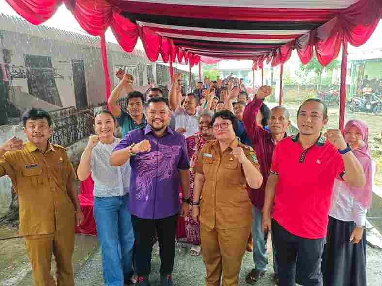 Kegiatan reses Anggota DPRD Kota Pematangsiantar dari Fraksi PDI Perjuangan, Erwin Freddy Siahaan, M.B.A., di daerah pemilihan Siantar II yang meliputi Kecamatan Siantar Martoba dan Siantar Sitalasari berlangsung di Jalan Melati Gang Simalungun, Kecamatan Siantar Sitalasari, Kota Pematangsiantar, pada Senin (9/3/2026).