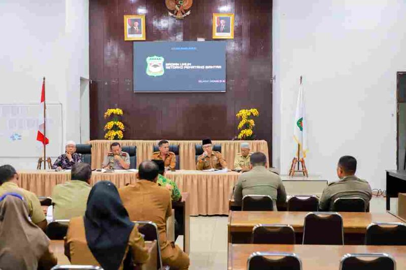 Rapat koordinasi yang dipimpin Sekretaris Daerah Kota Pematangsiantar Junaedi Antonius Sitanggang, S.S.T.P., M.Si. di Ruang Data Balai Kota Pematangsiantar, pada Senin (9/3/2026) pagi.