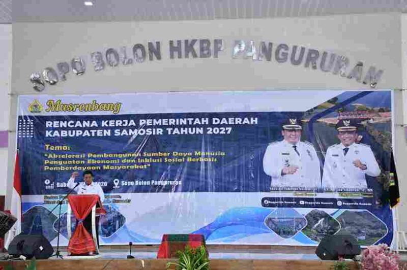 Bupati Vandiko Timotius Gultom dalam kegiatan yang berlangsung di Sopo Bolon HKBP Pangururan pada Rabu, 11 Maret 2026.