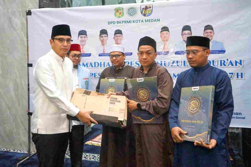 Wali Kota Rico Tri Putra Bayu Waas menyerahkan bantuan di Masjid Baiturrahman, jalan Menteng II Bromo, Kec. Medan Denai, Sabtu (14/3/2026).