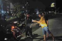 Personel Batalyon A Pelopor Brimob Polda Sumut menggelar Sahur on The Road di Medan dengan membagikan makanan sahur kepada pengemudi ojek dan warga yang beraktivitas pada dini hari Ramadan.