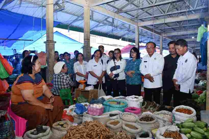 Wakil Bupati Ariston Tua Sidauruk saat melakukan pemantauan harga dan stok komoditas di Pasar Onan Baru Pangururan, Kabupaten Samosir, yang berlangsung Rabu, 11 Maret 2026.