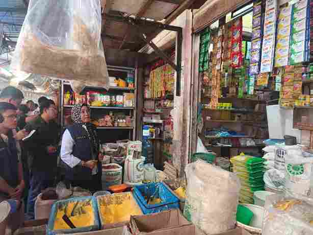 Satuan Tugas Pangan Polda Sumatera Utara melakukan inspeksi mendadak di Pasar Sei Sikambing, Kota Medan, untuk memantau stabilitas harga dan ketersediaan bahan pokok menjelang Idulfitri 1447 Hijriah. Kegiatan pengawasan tersebut berlangsung pada Jumat, 13 Maret 2026.
