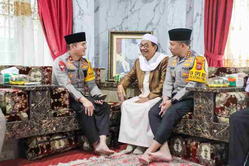Wakapolda Sumut Sonny Irawan bersama Kapolrestabes Medan Jean Calvijn Simanjuntak menggelar Safari Ramadan di Pesantren Al Kautsar Medan
