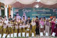 Kapolres Simalungun AKBP Marganda Aritonang menyerahkan santunan kepada anak yatim dan warga kurang mampu di Dolok Ilir, Sabtu (28/2/2026),