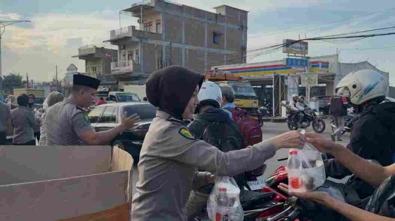 Personel Bidang Kedokteran dan Kesehatan (Biddokkes) Polda Sumatera Utara membagikan ratusan paket takjil kepada masyarakat di depan Markas Komando Polda Sumut