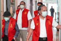 Saat penyidik menyerahkan enam tersangka kepada jaksa penuntut umum.
