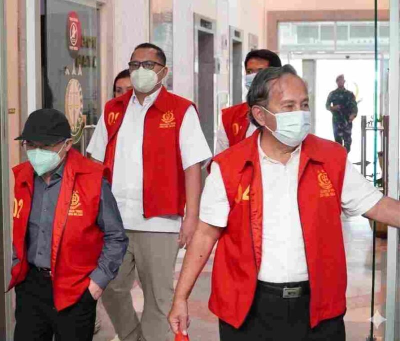 Saat penyidik menyerahkan enam tersangka kepada jaksa penuntut umum.