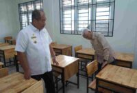 Wagub Surya didampingi Bupati Asahan saat mengunjungi ruang kelas siswa sembari memeriksa kesiapan ruangan seperti kursi dan meja belajar untuk para siswa. 