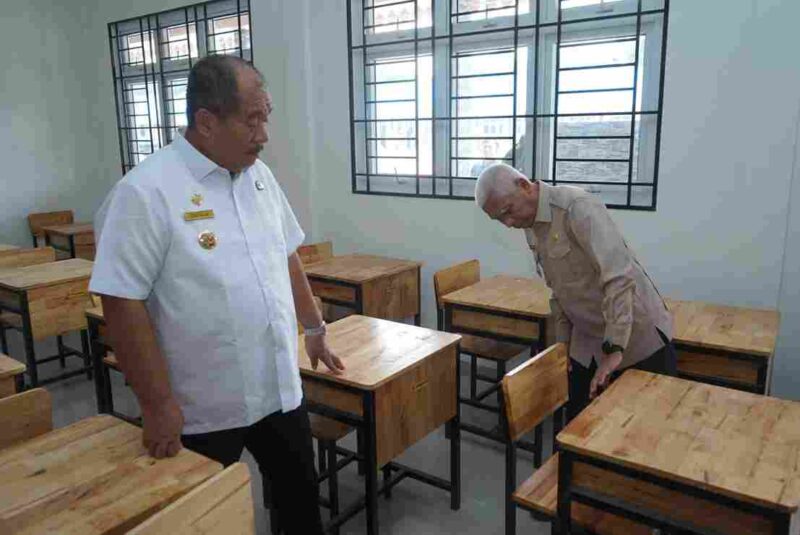 Wagub Surya didampingi Bupati Asahan saat mengunjungi ruang kelas siswa sembari memeriksa kesiapan ruangan seperti kursi dan meja belajar untuk para siswa. 