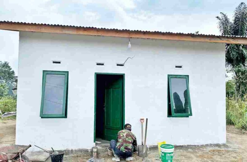 Satgas TMMD ke-127 Kodim 0207/Simalungun merampungkan pembangunan rumah tidak layak huni milik warga di Nagori Bahapal, Kecamatan Raya, Kabupaten Simalungun.