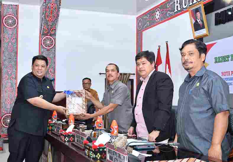 Bupati Samosir Vandiko T. Gultom menyampaikan langsung nota pengantar atas rancangan regulasi yang dinilai strategis bagi pembangunan daerah.