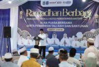 Wali Kota Pematangsiantar Wesly Silalahi, S.H., M.Kn. saat memberikan kata sambutan pada acara Ramadan Berbagi yang digelar Perumda Air Minum Tirta Uli di rumah dinas Wali Kota, Jalan MH Sitorus, Kelurahan Teladan, Kecamatan Siantar Barat, Sabtu (28/02/2026).