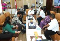 Wali Kota Pematangsiantar Wesly Silalahi, S.H., M.Kn. menerima kunjungan perwakilan United Nations Children's Fund (UNICEF) dan Tanoto Foundation. Pertemuan berlangsung di ruang kerja wali kota, lantai 2 Balai Kota Pematangsiantar, pada Rabu, 4 Maret 2026.