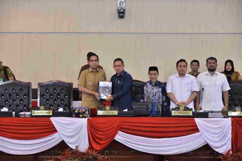 Wali Kota Rico Tri Putra Bayu Waas dalam rapat paripurna di Gedung DPRD Kota Medan, Senin, 10 Maret 2026.