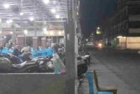 Terlihat tembok dan bangunan warkop agam melewati saluran drainase selain itu, Coverdrain Drainase dijadikan lokasi Parkir. 