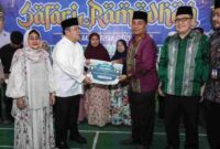 Wali Kota Pematangsiantar Wesly Silalahi menyerahkan hibah Rp50 juta kepada Masjid Taqwa Muhammadiyah dalam Safari Ramadan 2026