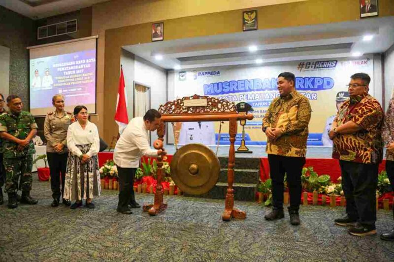 Wali Kota Pematangsiantar Wesly Silalahi, S.H., M.Kn., saat membuka Musyawarah Perencanaan Pembangunan Rencana Kerja Pemerintah Daerah (Musrenbang RKPD) Tahun 2027 yang digelar di Hotel Manna, Jalan Medan, Kelurahan Naga Pita, Kecamatan Siantar Martoba. Kegiatan tersebut berlangsung pada Rabu (11 Maret 2026).