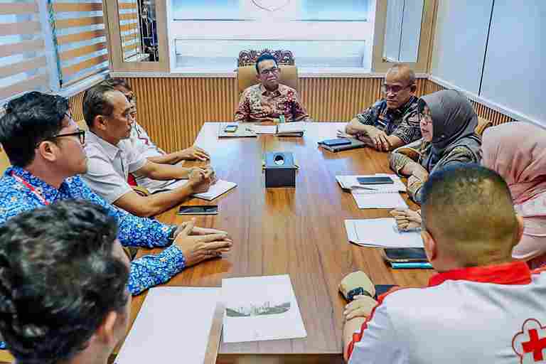 Pengurus Palang Merah Indonesia (PMI) Kota Medan bersama perwakilan American Red Cross melakukan audiensi dengan Pemerintah Kota Medan di Balai Kota Medan dalam pertemuan yang berlangsung Kamis (12 Maret 2026).