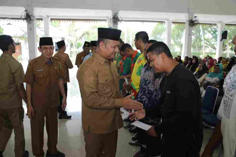 Wakil Bupati Asahan secara simbolis menyerahkan bantuan zakat kepada sejumlah petugas kebersihan dari Dinas Lingkungan Hidup Kabupaten Asahan.