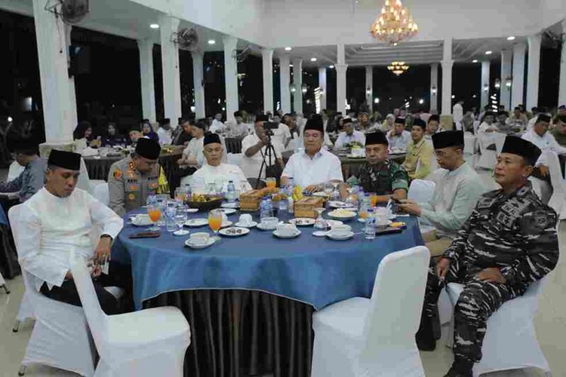 Kegiatan buka puasa bersama yang berlangsung di Pendopo Rumah Dinas Bupati Asahan pada Senin, 16 Maret 2026.