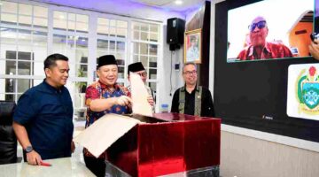 Tim Seleksi (Timsel) dan Panitia Seleksi (Pansel) Komisi Informasi (KI) Provinsi Sumatera Utara (Sumut) mulai melakukan pemeriksaan berkas yang dikirim pendaftar di Aula Trasparasi Dinas Kominfo Sumut, Jalan HM Said Medan, Kamis (23/4/2026). 