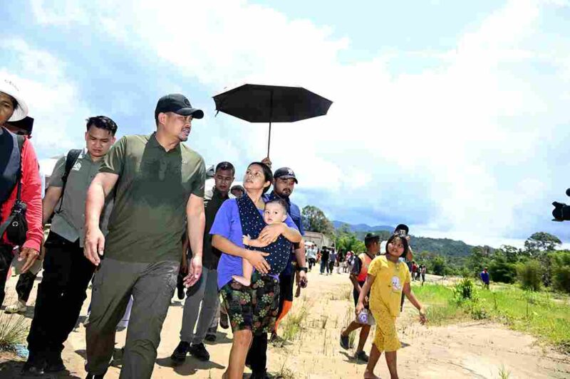 Gubernur Sumatera Utara (Sumut) Muhammad Bobby Afif Nasution didampingi Bupati Tapanuli tengah (Tapteng) Masinton Pasaribu meninjau kondisi sempadan sungai dan menemui warga di Sungai Panjaitan (Hilir/pertemuan antara Sungai Siaili Tukka dan Sungai Aek Tolang) dan Sungai Aek Sibuluan, Kecamatan Pandan, Kabupaten Tapteng, Selasa (14/4/2026). 