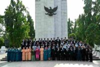 Gubernur Sumatera Utara (Sumut) Muhammad Bobby Afif Nasution bersama Ketua TP PKK Kahiyang Ayu Bobby Nasution, Wakil Gubernur Sumut Surya, Staf Ahli I TP PKK Sumut Titiek Sugiharti, Pj Sekdaprov Sumut Sulaiman Harahap di dampingi sejumlah OPD, beserta seluruh Forkopimda pada Upacara Ziarah dan Tabur Bunga di Taman Makam Pahlawan (TMP) Bukit Barisan, Jalan SM Raja, Medan, Rabu (15/4/2026).