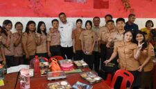 Gubernur Sumatera Utara (Sumut) Muhammad Bobby Afif Nasution meninjau pelaksanaan program Makan Bergizi Gratis (MBG) di SMA Negeri 1 Gunungsitoli di Jalan Pendidikan Nomor 3 Kota Gunungsitoli, baru-baru ini. 