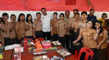 Gubernur Sumatera Utara (Sumut) Muhammad Bobby Afif Nasution meninjau pelaksanaan program Makan Bergizi Gratis (MBG) di SMA Negeri 1 Gunungsitoli di Jalan Pendidikan Nomor 3 Kota Gunungsitoli, baru-baru ini. 